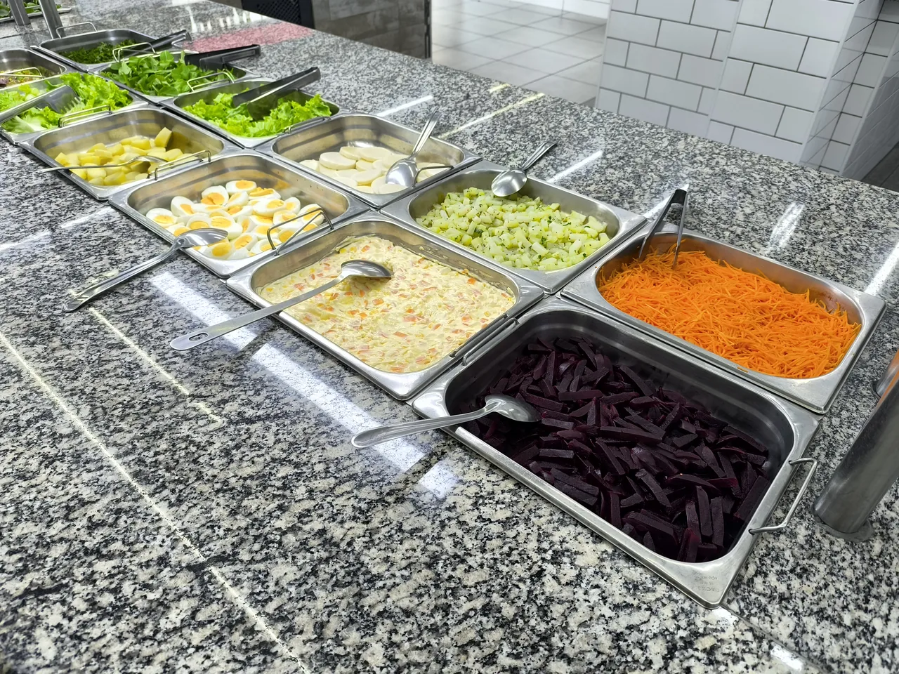Buffet por quilo com variedade de pratos quentes