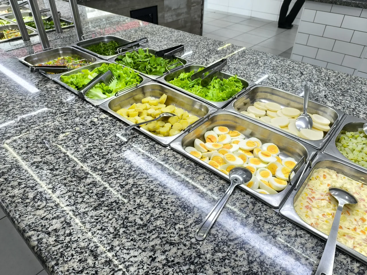 Saladas e acompanhamentos frescos no buffet por quilo