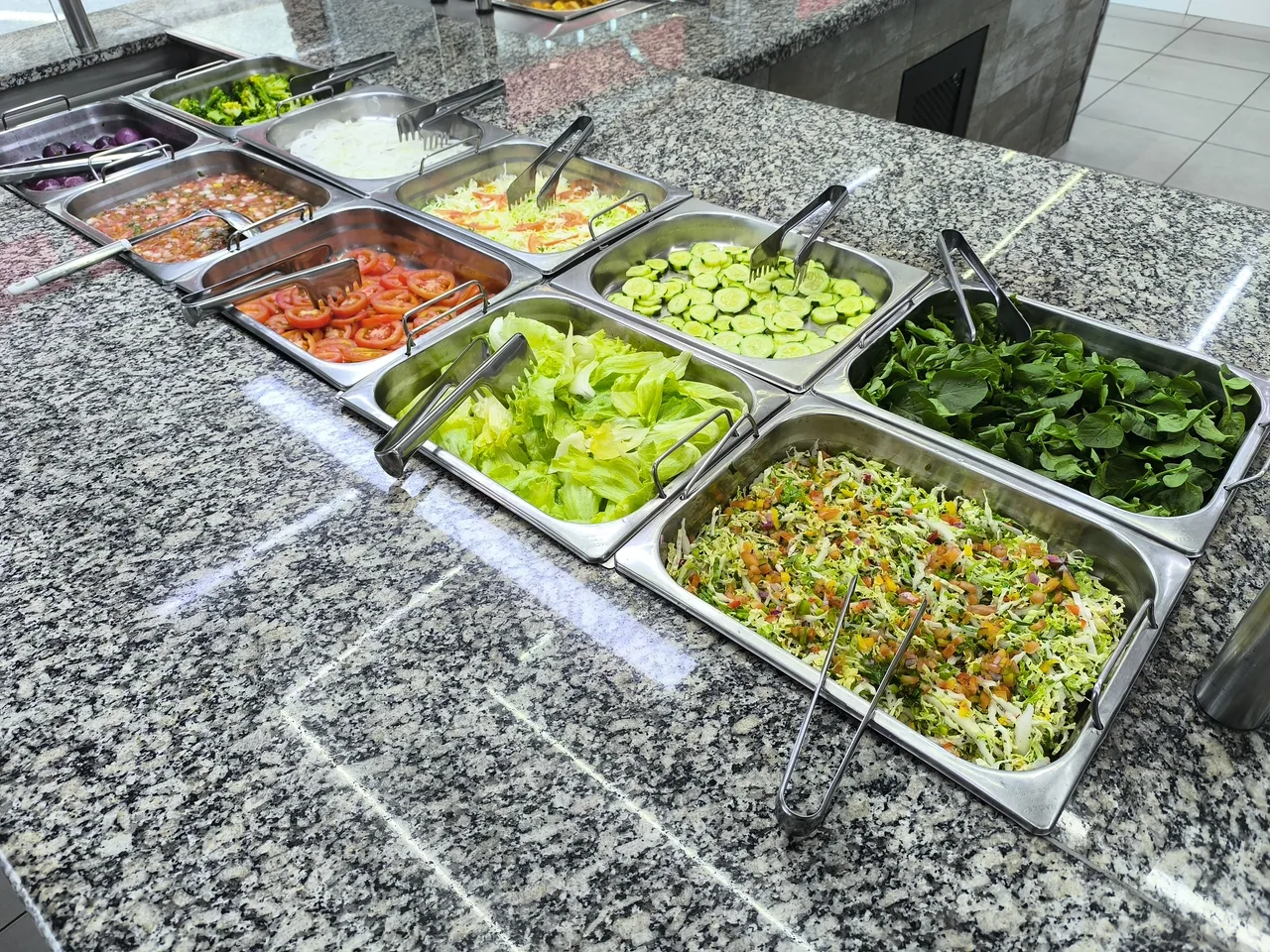 Opções de pratos no buffet por quilo do Panelinha
