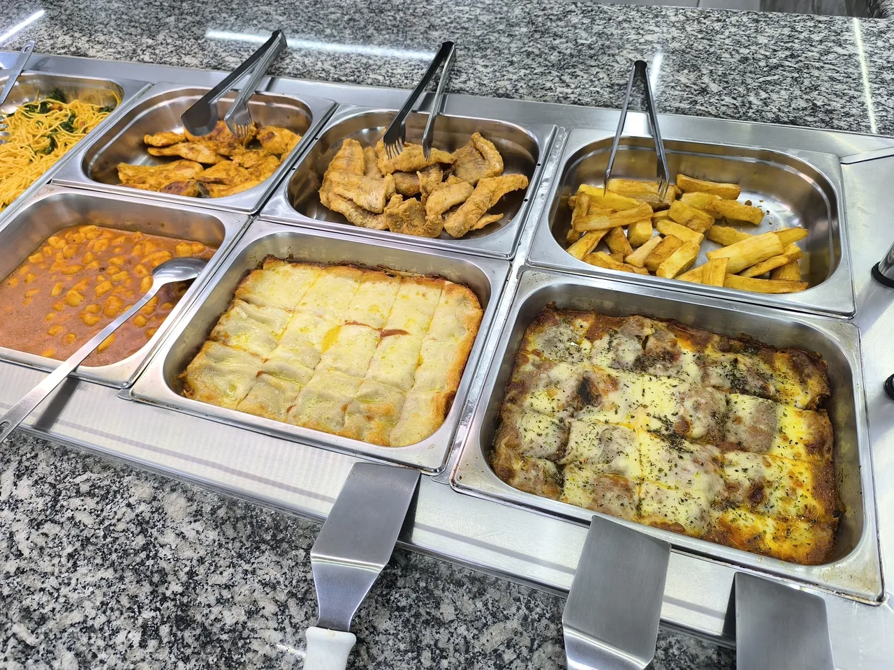 Buffet por quilo com comida brasileira caseira