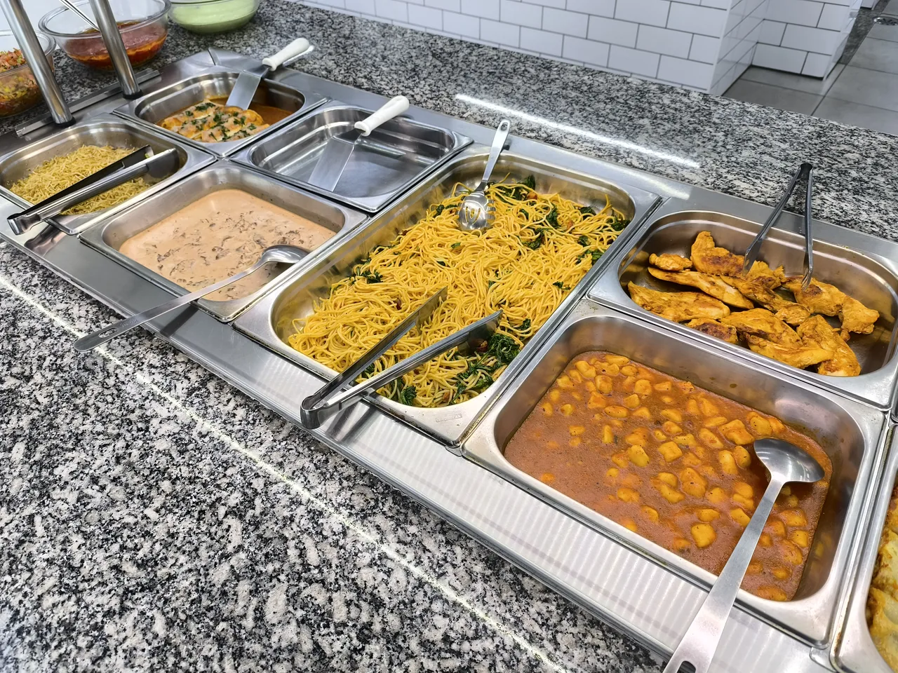 Variedade de pratos no buffet por quilo do Panelinha Restaurante