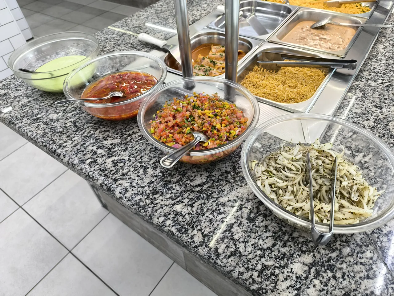 Mesa do buffet por quilo servida no Panelinha Restaurante