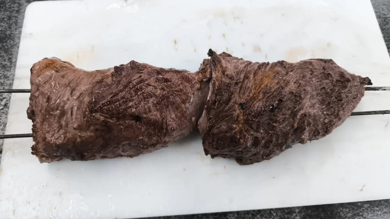 Maminha assada na brasa, cortada em peças