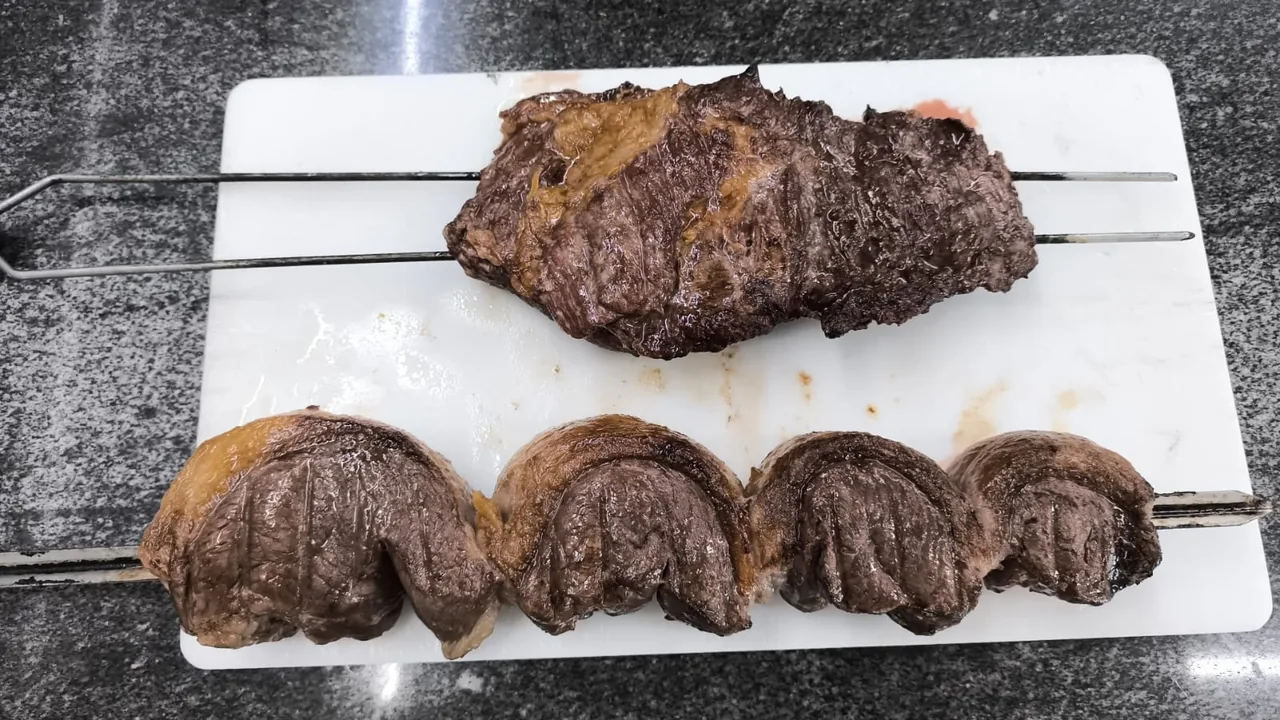 Picanha e fraldinha grelhadas na brasa
