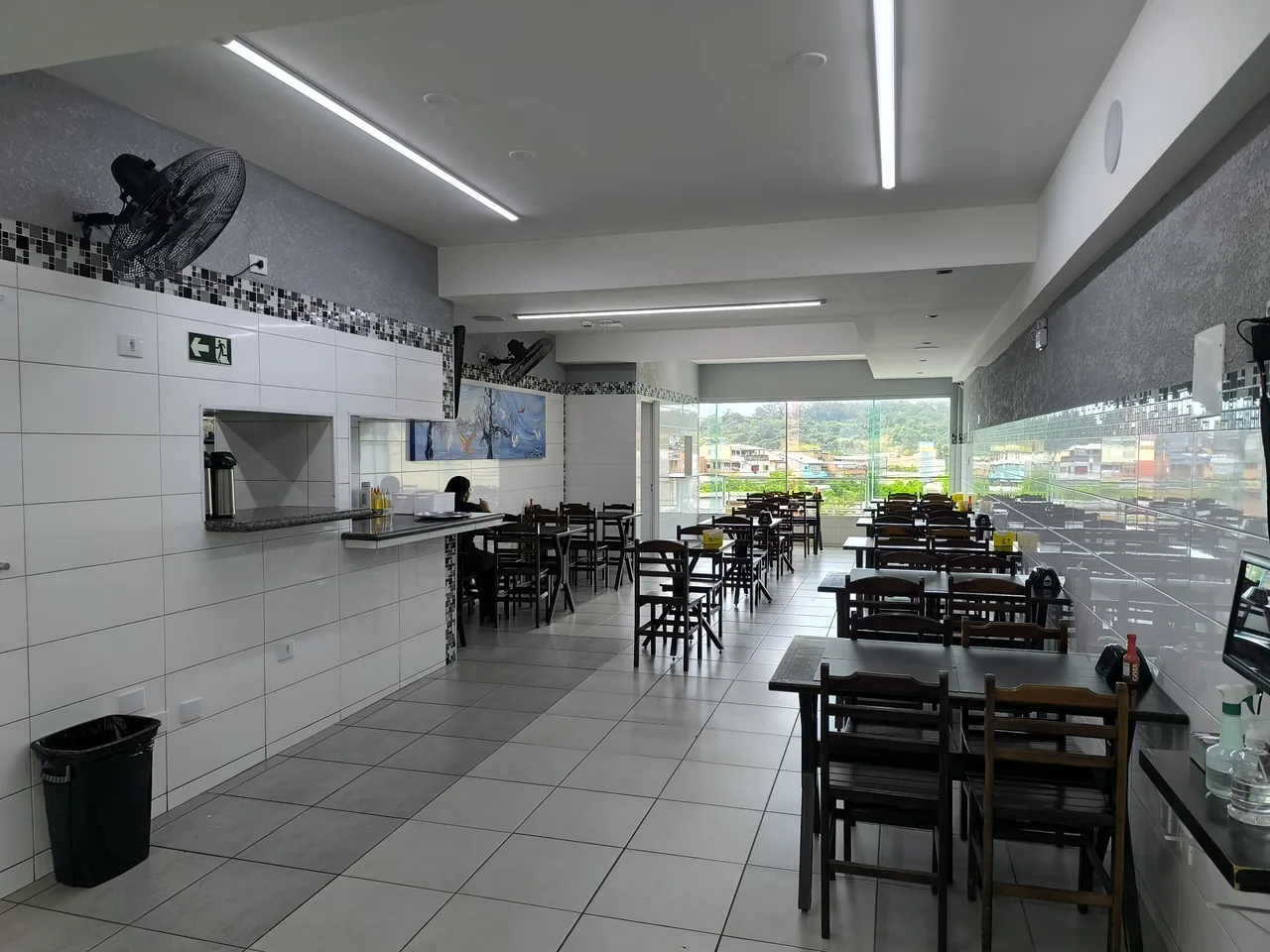 Salão do Panelinha Restaurante com mesas e vista para a rua